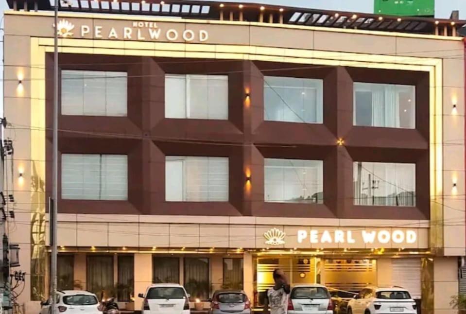 Hotel Pearl Wood Zirakpur Exterior foto